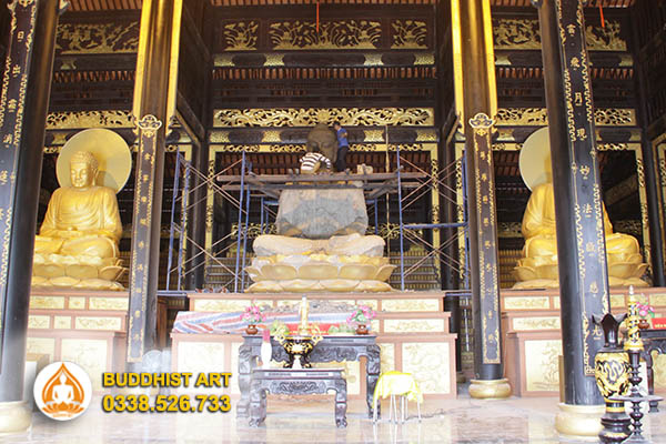 Quá trình Buddhist Art tôn tạo tượng Tam Bảo Phật: Đập gọt lớp ngoài tượng cũ chưa đạt thẩm mỹ, giữ cốt tượng, canh lại tỷ lệ tượng cho chuẩn